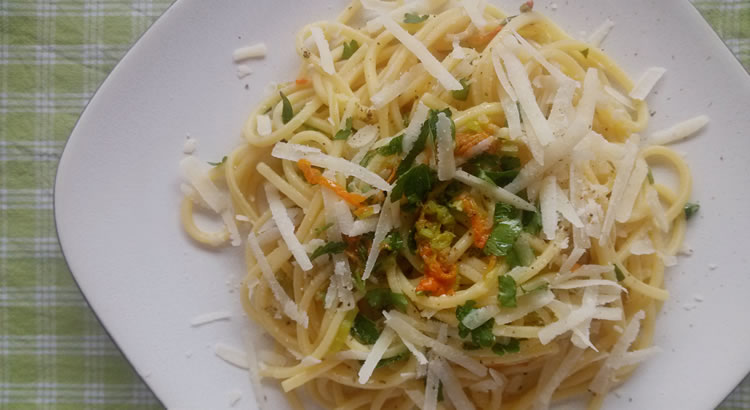 ricetta spaghetti con fiori di zucchina crudi