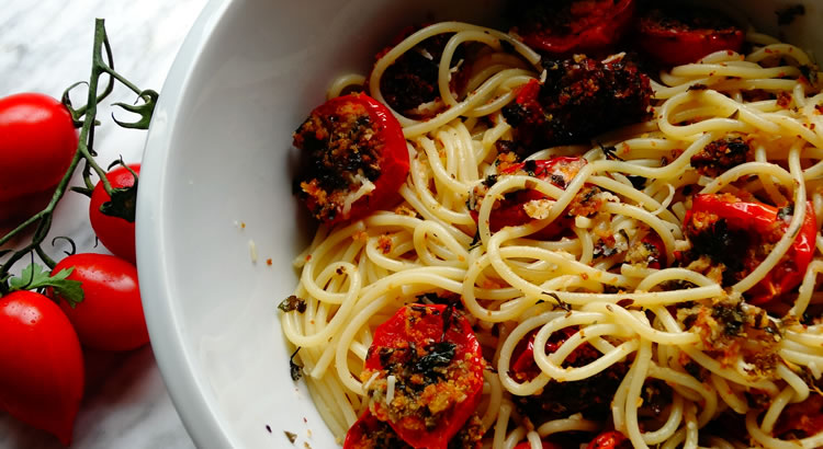 ricetta spaghetti con pomodorini al forno