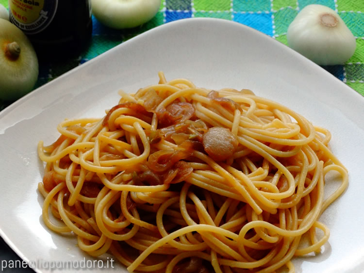spaghetti alla cipolla con salsa di soia