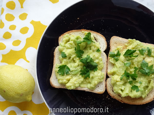 ricetta toast di avocado