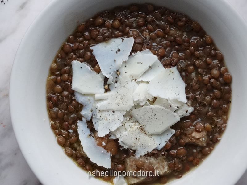 ricetta zuppa di lenticchie con ricotta salata