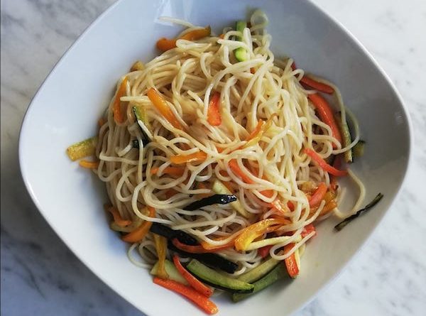 noodles con verdure saltate