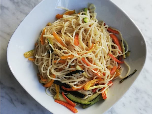 noodles con verdure saltate